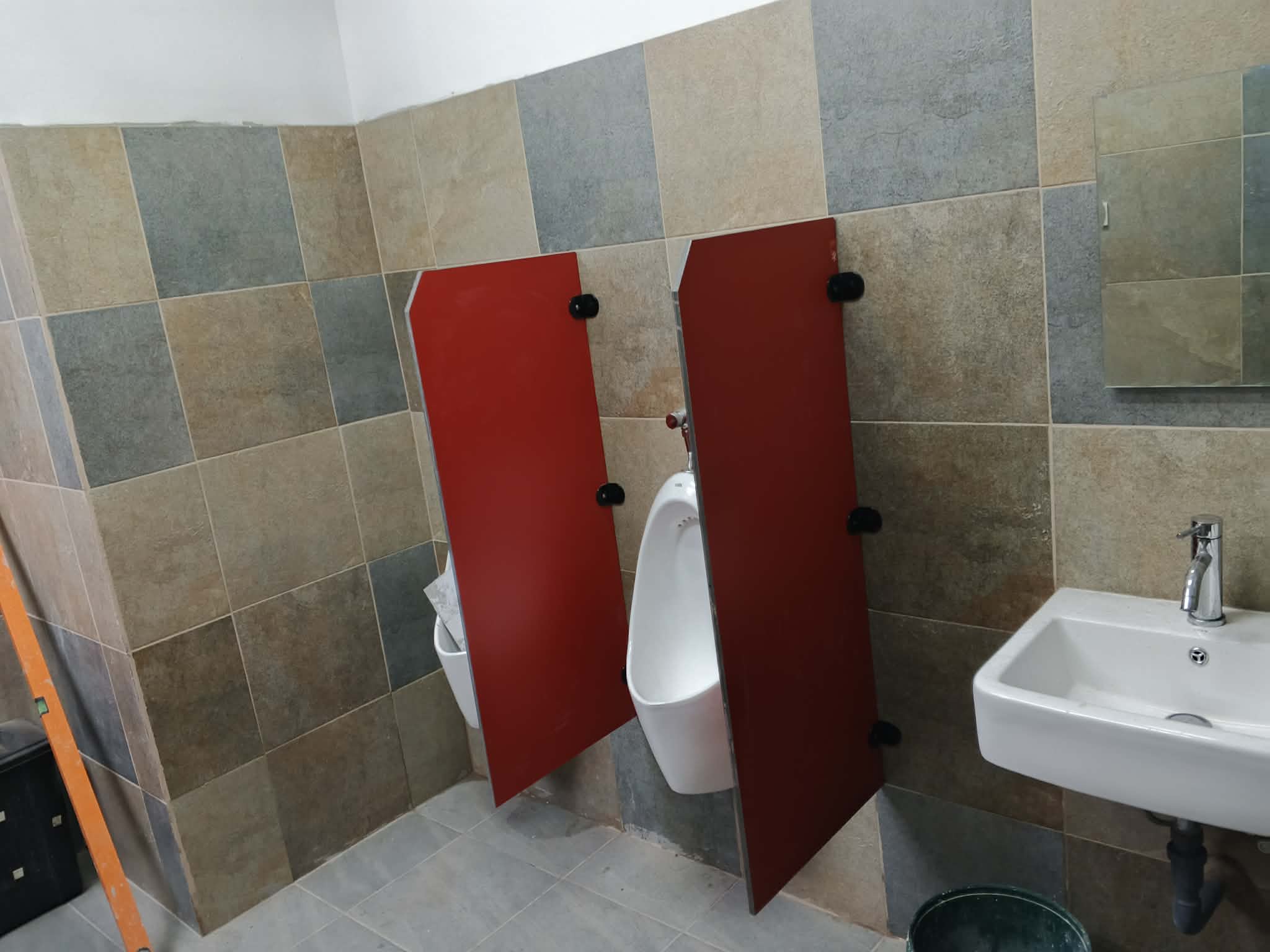 Phenolic Partition – Cubicle Detail